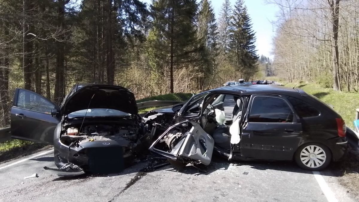 Při střetu aut na Jesenicku se vážně zranili tři lidé